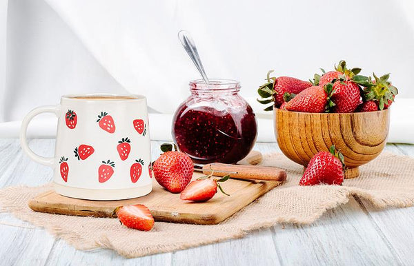 Tasse à base large avec fraises