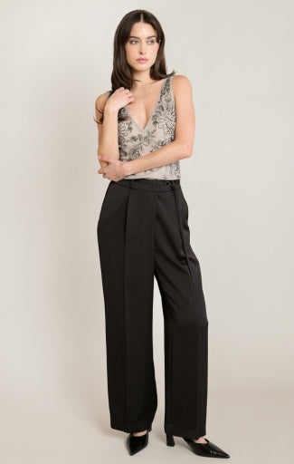 EMBROIDERED STAPPY TOP