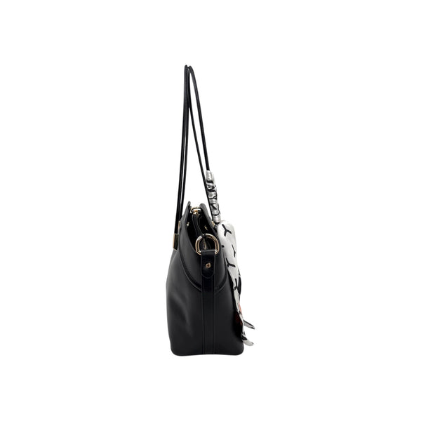 Sac à main noir Maison Taïga avec poignées fines et foulard décoratif, vue de profil sur fond blanc